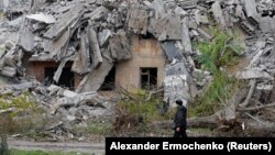 Чоловік проходить повз зруйнований російськими обстрілами будинок, у тимчасово окупованому Маріуполі, 9 листопада 2022 року