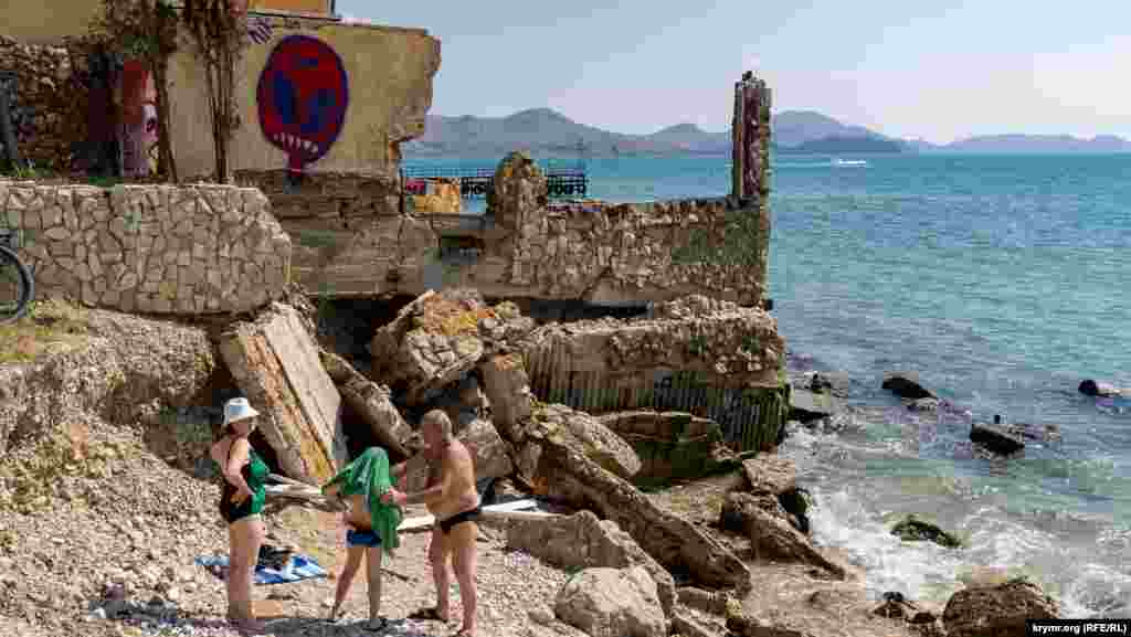 За кафе – участок аварийного пляжа, где купание официально запрещено