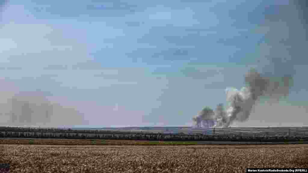 Если не горят дома – горят поля. На Донбассе сейчас держится жара, а потому поля с пшеницей легко вспыхивают от разрывов снарядов. Военные уверяют, что у российских войск сегодня сохраняется тактика выжженной земли. То есть массированные обстрелы, сжигание территории, чтобы украинские войска не могли ее удерживать, а затем - атака