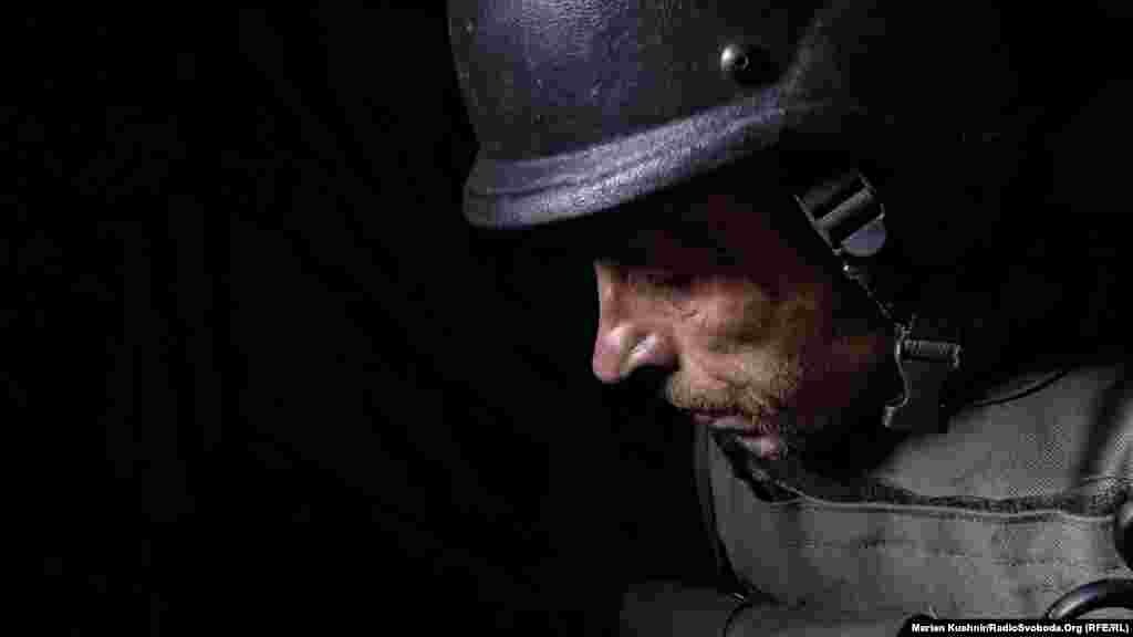 Розрахунок артилеристів перебуває завжди в укриттях. Як правило, в їхній бік часто стріляє артилерія. І як тільки-но приходить наказ, бійці наносять вогневе ураження. Цього разу підтримуючи САУ. 