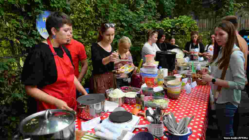 Ovog puta manifestacija "Delikatesni ponedeljak" se održava pod sloganima "Iz Ukrajine sa ljubavlju" ("Доброго вечора, ми з України"), što predstavlja poznatu frazu iz muzičke numere koja je postala nezvanični patriotski slogan u Ukrajini nakon početka ruske invazije u februaru 2022. godine.