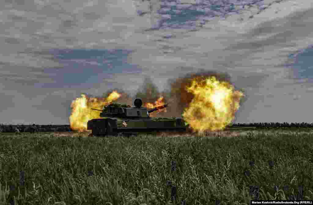 Установка випускає два снаряди і змінює позицію. З однієї точки довго не стріляють, щоб їх не накрив контрбатарейний вогонь. 