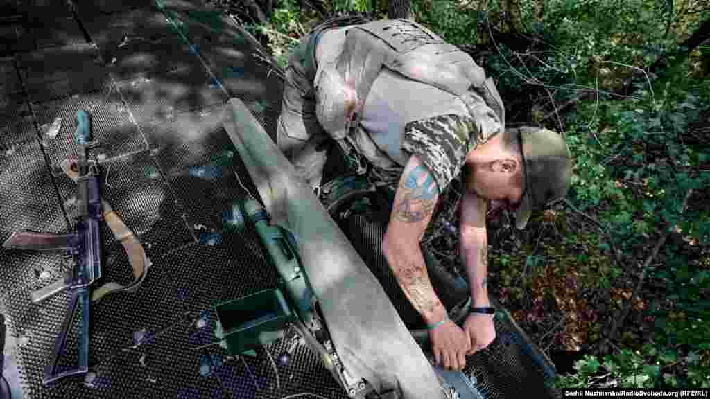 Командир самохідної гармати отримає координати цілі, переміщає установку на потрібну точку для роботи та автоматично здійснює наведення установки. 