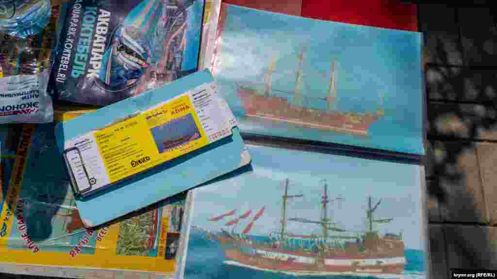 Почти на всех экскурсионных точках набережной продают билеты на прогулочные яхты «Ассоль» и «Грей»