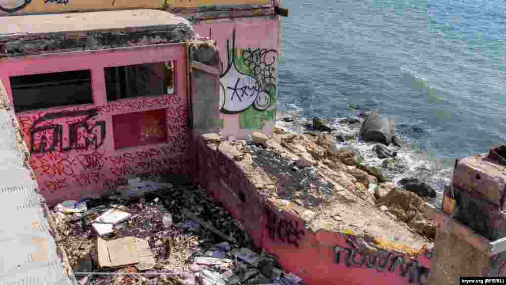 «Незаконное» кафе начали сносить несколько лет назад, но так и не закончили. Теперь это еще одна свалка прямо у воды