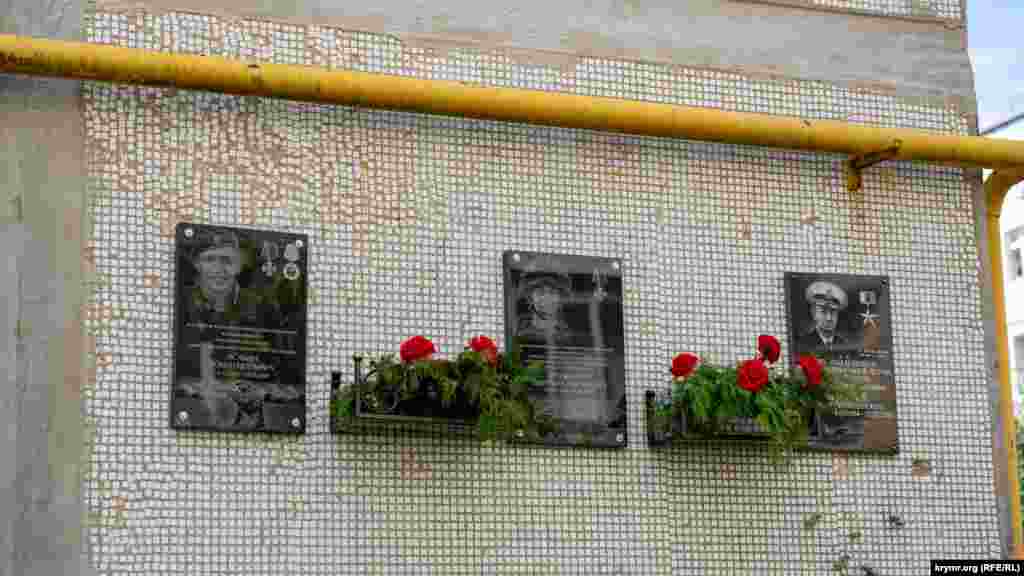 Отдельные окна этой «именной» пятиэтажки на улице Севастопольской тоже вышибло взрывной волной