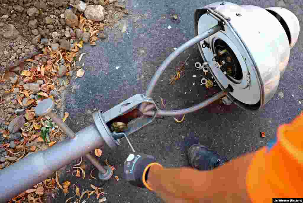 Робітник демонтує газовий ліхтар у Берліні, фото від 10 серпня. Схоже, що Кремль використовує свої газові важелі, щоб тиснути на Німеччину щодо зменшення підтримки України. У липні надходження російського газу через газопровід &laquo;Північний потік-1&raquo; було скорочене до менш ніж 20 відсотків потужності, при цьому російський &laquo;Газпром&raquo; посилався на &laquo;ремонт обладнання&raquo;&nbsp;