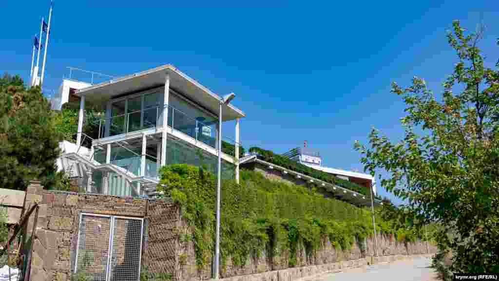 В частном секторе, вверху над аварийным пляжем, находится узнаваемый местными жителями домик российского пропагандиста-телеведущего Дмитрия Киселева. Кстати, ему самому видится создание «коктебельского Арбата», то есть обустройство в глубине поселка торговой улицы