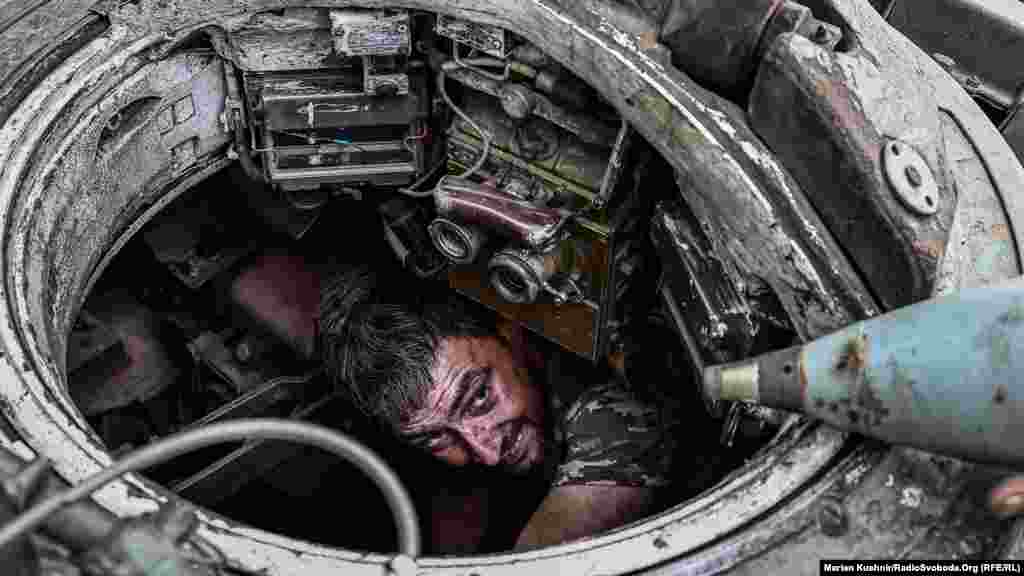 У танк вміщається 22 снаряди, які воїни здатні відстріляти лише за 2 хвилини. Звісно, враховуючи поправку, час «тягнеться», а значить, це може бути і довше. А ось щоб танкові заново зарядитися – необхідно щонайменше 10 хвилин