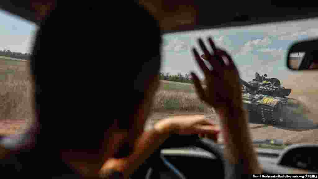 Залишаємо мінометний розрахунок і польовими дорогами рухаємось на інші позиції. Дорогою зустрічаємо український танк. який їде на «бойове» завдання. Коротке вітання помахом руки...Донеччина, гаряче літо 2022 року 