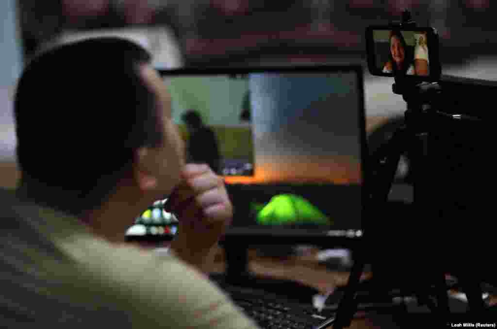 Роман Качанов, керівник пожежної частини, розмовляє зі своєю дочкою Віолеттою та дружиною Мариною через відеозв'язок. Його рідні перебувають у Німеччині, поки він залишається у своїй пожежній частині в Харкові, 3 липня 2022 року