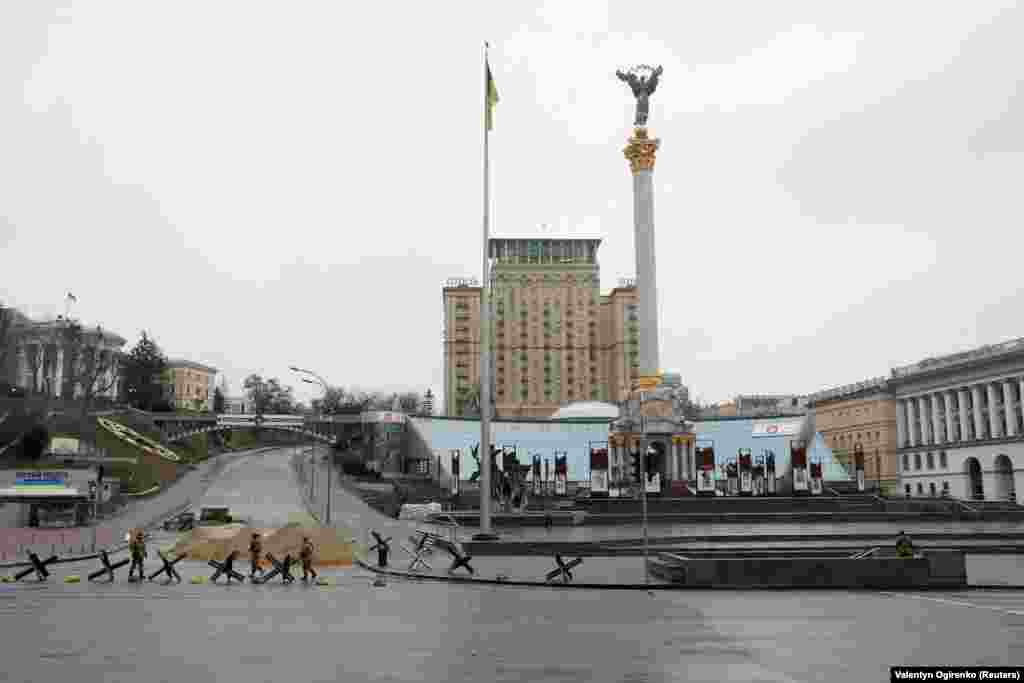 Київ 03.03.22 – 24.08.22 Військові та територіальна оборона розпочали підготовку до можливої оборони міста: рити окопи й розставляти на вулицях столиці барикади і їжаки