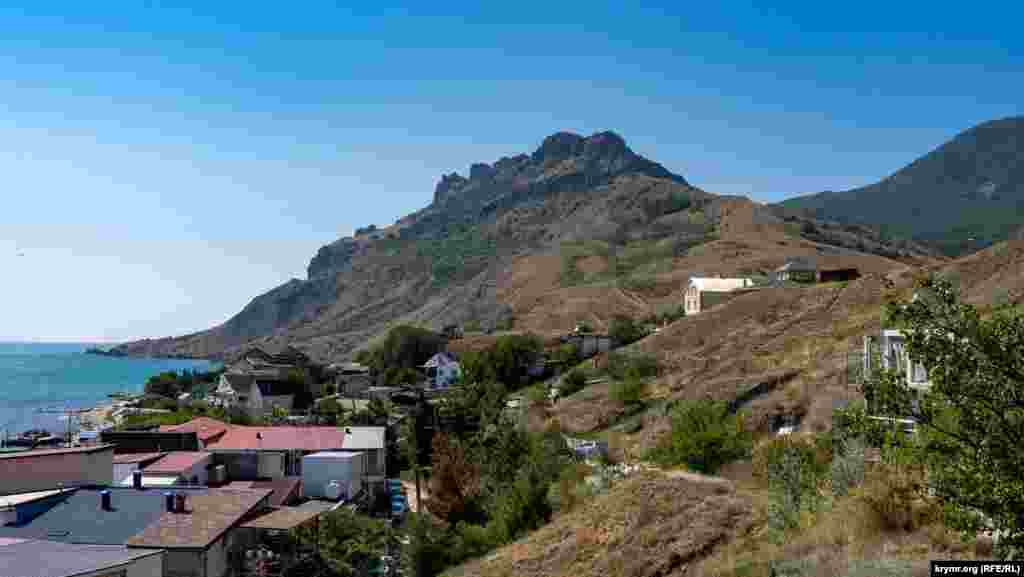 Вид с «киселевского» переулка Серова на Кара-Даг