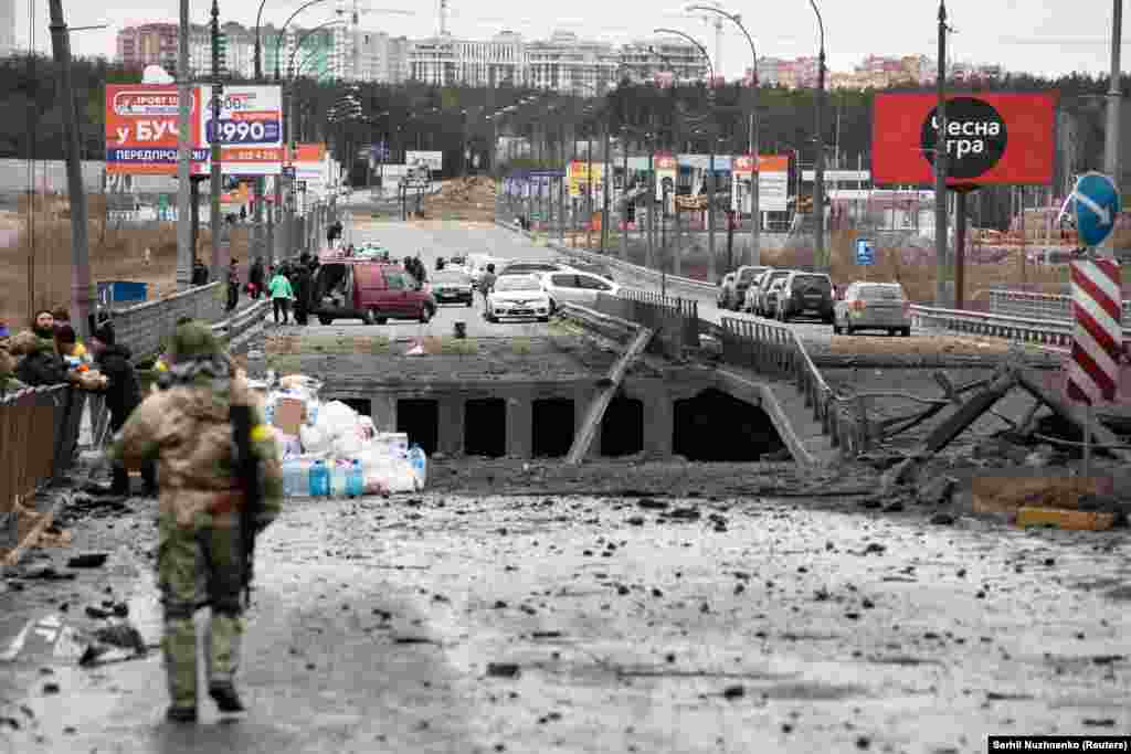 Міст через річку Ірпінь, с. Романівка  05.03.22 – 23.08.22 З метою зупинення просування російських військ до Києва, в Київській області було підірвано три мости, зокрема міст через річку Ірпінь. Саме цей міст став рятувальним укриттям, для людей, які, рятуючись від обстрілів російських військових, намагалися евакуюватися в безпечніші місця