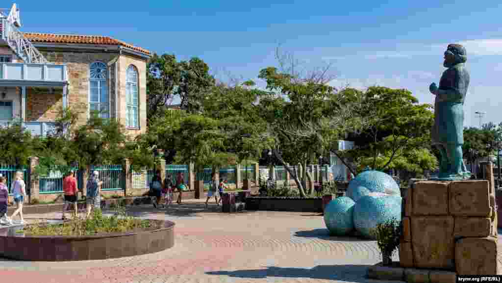 Главная достопримечательность набережной – памятник поэту, художнику и мыслителю Максимилиану Волошину с его домом-музеем напротив