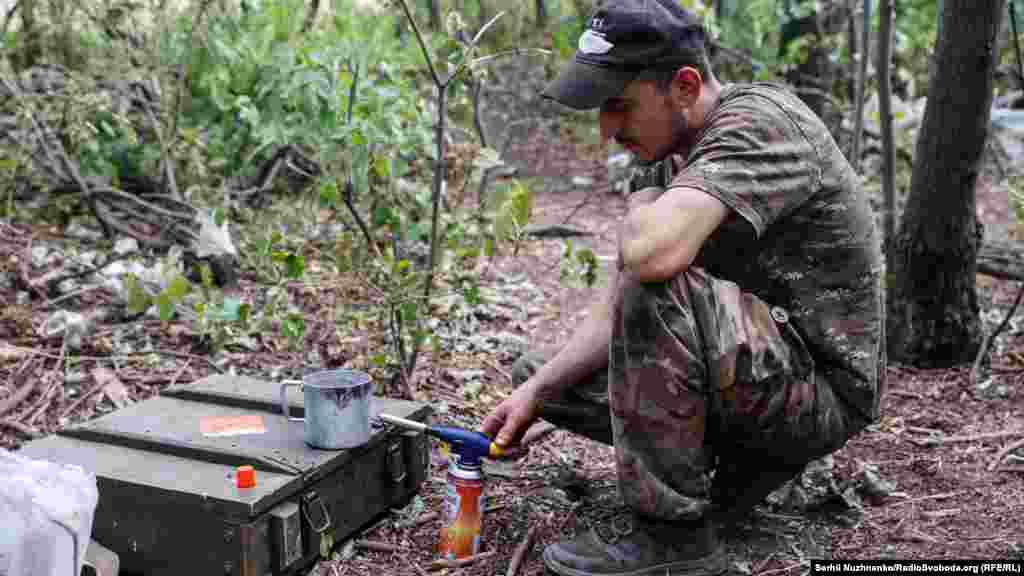 У перерві між боями військові мають час перекурити та попити кави. Воду гріти доводиться у польових умоваї. Зрештою, багаття теж не вдається розвести, оскільки дим від нього може демаскувати позицію. 