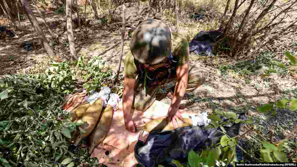 З’являються нова ціль і військовий, відклавши чашку з кавою, знову готує міни  для роботи