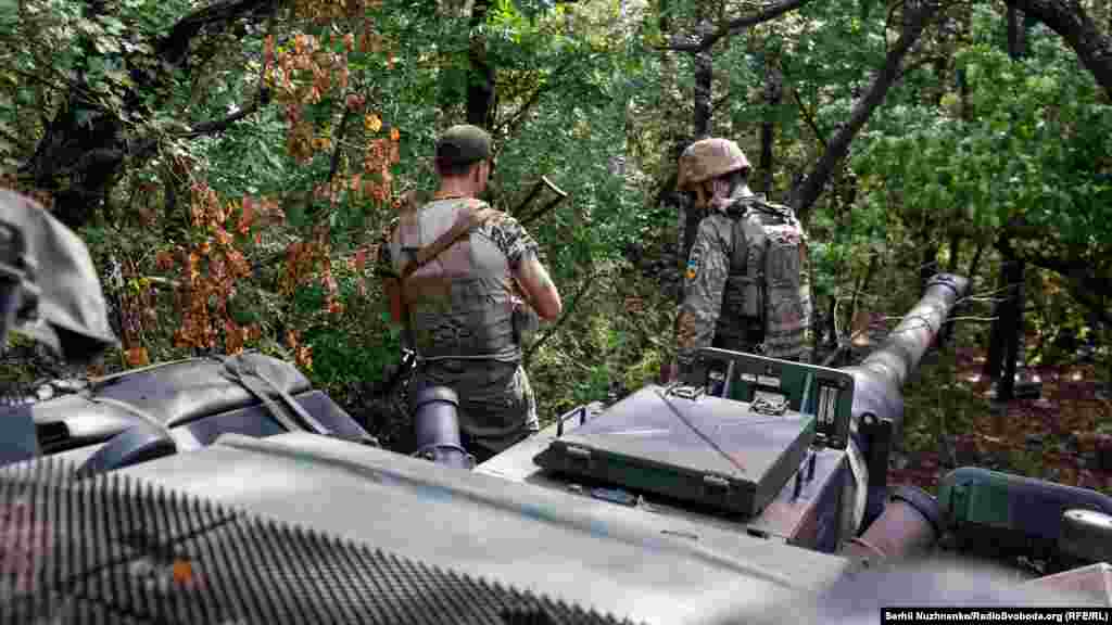  У «PzH 2000» за допомогою спеціального лотка повний комплект із 60-ти боєприпасів можна перезарядити за 12 хвилин. Снаряди тут під час ведення вогню не носять вручну, як це відбувається у роботі з радянськими артилерійськими установками