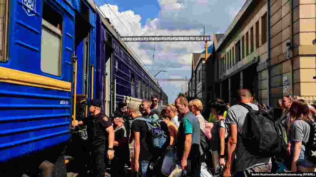 Люди заходять у потяг, яким поїдуть із Покровська у більш безпечні регіони України. За повідомленням Мінреінтеграції, під час поїздки людям допомагають з оформленням статусу ВПО, а після прибуття надають першу грошову допомогу від держави.  