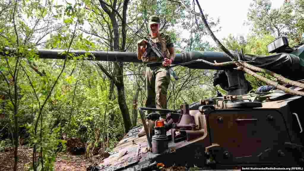 «Багато комп’ютерів, все в автоматичному режимі, тобто екіпаж тут просто контролює автоматизовані процеси», – розповідає один із членів бойового розрахунку. 