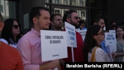 Protestë e shoqërisë civile më 3 korrik para Kuvendit të Kosovës.