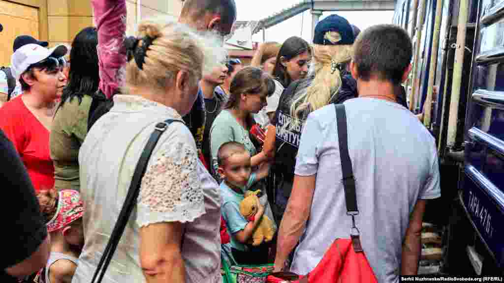 Очільниця Міністерства реінтеграції ТОТ України Ірина Верещук заявила, що евакуація – «обов’язок кожного дорослого члена родини». За її словами, в Донецькій області проживає 52 тисячі дітей. «Їх треба евакуювати, не можна наражати їх на небезпеку, залишаючи у зимовий період без тепла, без світла», – сказала Верещук.