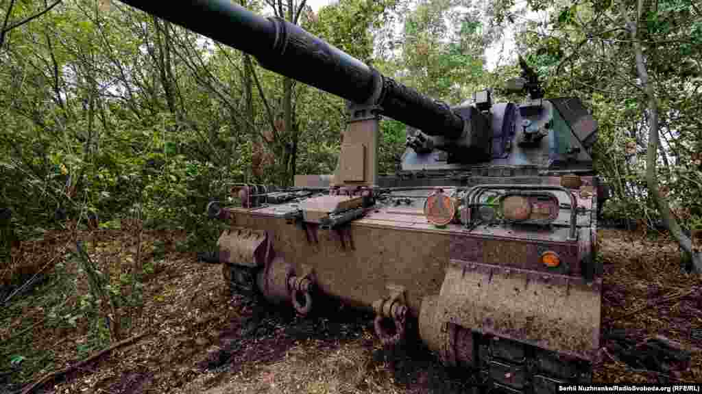 Главным огневым средством польской гаубицы является 155-мм пушка с длиной ствола 52 калибра. Оружие оснащено двухкамерным дульным тормозом, система подзарядки — полуавтоматическая. В башне располагаются четыре члена экипажа: командир и наводчик — с правой стороны, два заряжающих — слева. Максимальная скорострельность пушки составляет 6 выстрелов в минуту. Доступна стрельба сериями снарядов – самоходка может выпустить 3 снаряда за 10 секунд. При этом практическая скорострельность в боевых условиях, при которых экипаж сможет эффективно работать в течение длительного времени, составляет 2 выстрела в минуту. Углы горизонтальной наводки - 360 градусов, углы вертикальной наводки - от -3,5 до +70 градусов. Минимальная дальность стрельбы – 4,7 км, максимальная – 40 км.