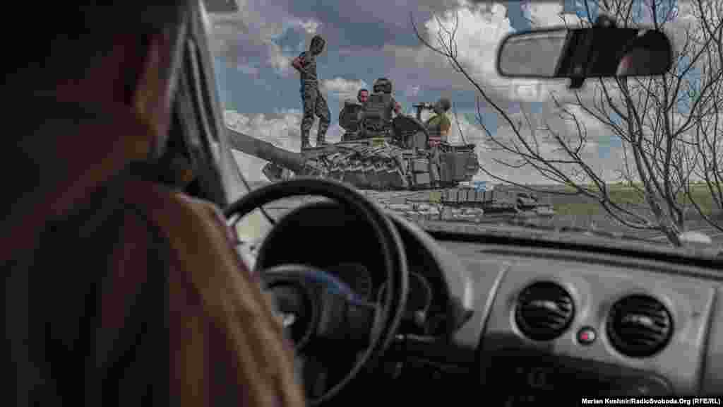 На помощь пехоте приходят украинские танки. Среди них немало тех, что российские силы покинули в местах, откуда они бежали. На фото – украинский танк Т-72.