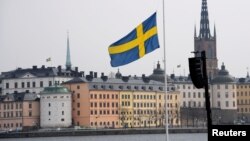 Більша частина пакету допомоги – дев'ять мільярдів крон – піде на придбання матеріалів, «в основному зі шведської, а також європейської оборонної промислової бази»