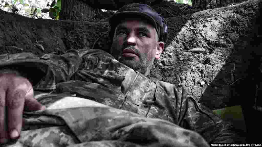 Не встигла нагрітися вода, як у бік українських позицій полетіли ворожі снаряди калібру 152 міліметра. Солдат ліг у своєрідне укриття – це невелика яма, розрахована на одну людину, що дозволяє сховатися нижче рівня землі. Це збільшує шанс вижити під обстрілами. «Зараз поїдемо їм повертати подарунки», – каже боєць, маючи на увазі, що надійде команда нанести вогневе ураження.