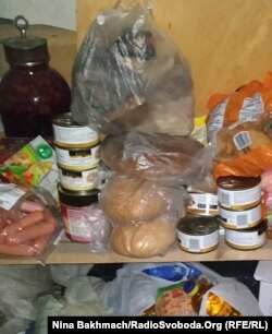 Запаси родини Сидоренків, які вони знесли в підвал, бо не знали, чи зможуть потрапити в квартиру, щоб поїсти