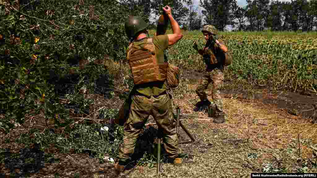 Голосно лунає слово «міна». Таким чином мінометники дають сигнал до пострілу