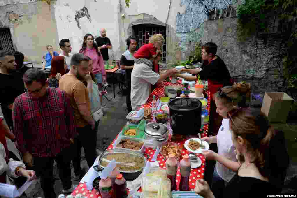 Sa porukom da su zajedno protiv rata, nevažno kojoj naciji ili veri pripadaju, sav novac od prodatih jela proslediće Prihvatnom centru u Vranju u kome je utočište od ratnih razaranja pronašlo oko sedamdeset žena i dece iz Ukrajine, kao i ugroženim ukrajinskim porodicama u drugim gradovima Srbije.