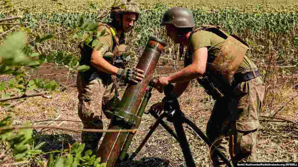 У цей час бійці розрахунку вносять останні корективи для визначення напрямку для ураження цілі 