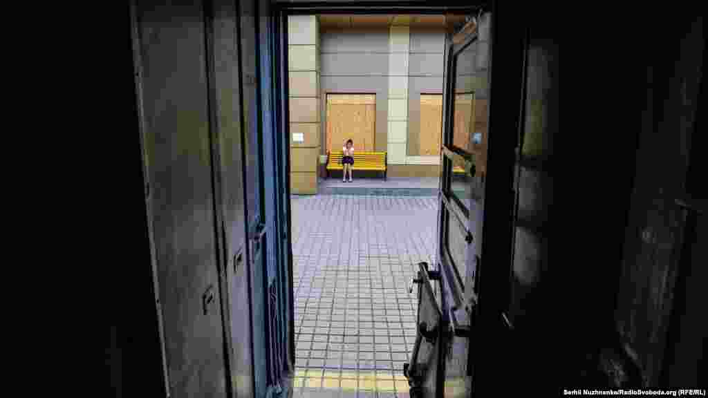 Донеччина щоденно потерпає від російських обстрілів, щоденно гинуть та зазнають поранень цивільні, попри те, що Москва й заперечує свої атаки на цивільних в Україні, чому є численні докази. В ООН змогли підтвердити (від 24 лютого до півночі 31 липня) 5327 випадків загибелі і 7257 – поранення цивільних людей в Україні через повномасштабну війну, розпочату Росією. Крім того, українська влада стурбована тим, що через наближення осені та зими будь-який потенційний дефіцит опалення, електроенергії та води погіршить і без того небезпечну ситуацію для громадян. Але є люди, які залишаються, навіть попри ці обставини