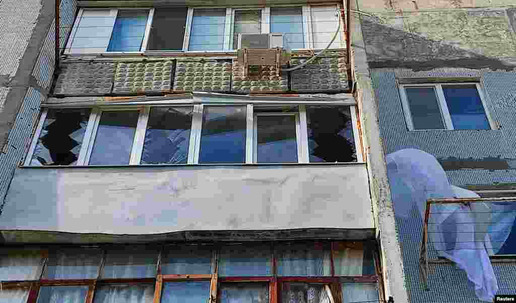 «Перший вибух пролунав приблизно о 15:20, всього повідомляють про десять. За попередніми даними, пошкоджені сусідні будинки», – йдеться у повідомленні