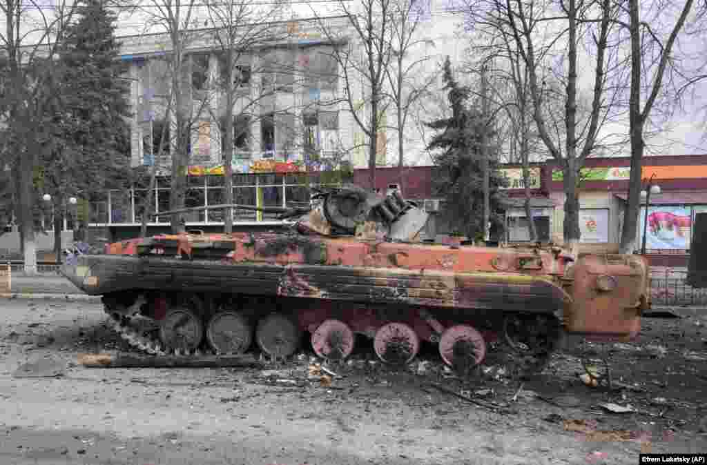 Макарів перебував під окупацією 34 дні – з 27 лютого по 1 квітня. За даними сільського голови Макарова Вадима Токарова, в селищі зруйновано близько 40% інфраструктури