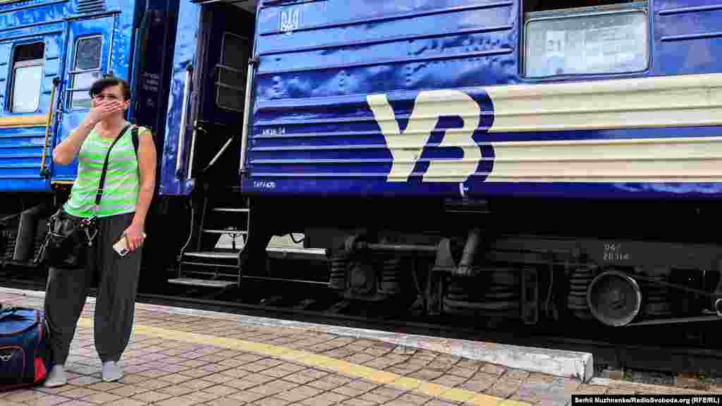 Жінка плаче перед від'їздом потяга 