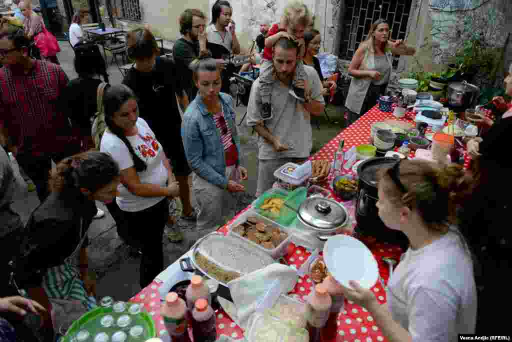 Akciju je organizovalo neformalno udruženje "Rusi, Ukrajinci, Belorusi i Srbi zajedno protiv rata" a sav prihod od prodaje jela biće prosleđen kao pomoć ukrajinskim izbeglicama u Srbiji.