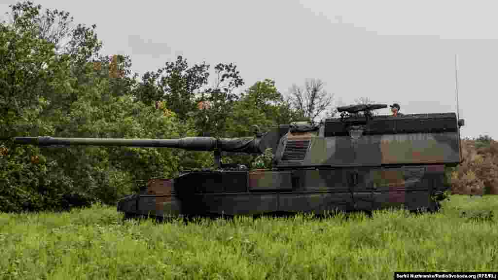 Загальна кількість самохідних гаубиць калібру 155-мм цього типу у Збройних силах України найближчим часом має скласти 18 одиниць. У червні стало відомо, що Україна отримає додаткові самохідні артилерійські установки «Panzerhaubitze 2000» від Німеччини та Нідерландів. Надійдуть ще 6 самохідних артилерійських установо, а 12 «Panzerhaubitze 2000» вже працюють на фронті.