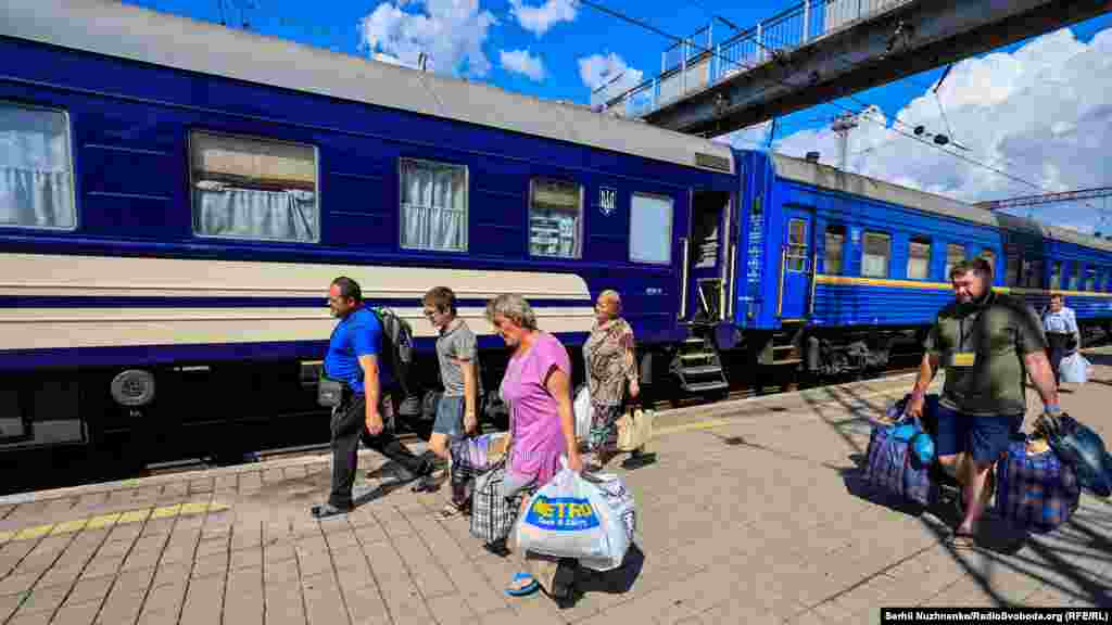 Люди йдуть пероном до своїх вагонів. Евакуація цим потягом є безкоштовною, але попередньо треба подати заявку на «гарячу лінію» Донецької ВЦА.
