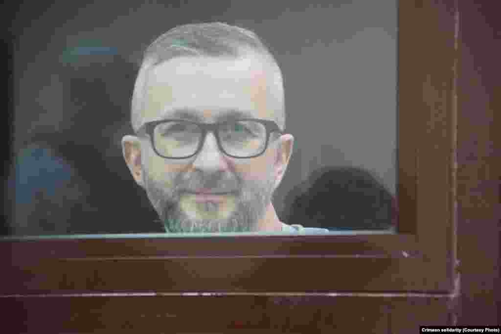 Признанный правозащитниками политзаключенным, первый заместитель главы Меджлиса Нариман Джелял в следственном изоляторе страдает отечностью ступней и варикозным расширением вен, сообщила его жена Левиза Джелялова.