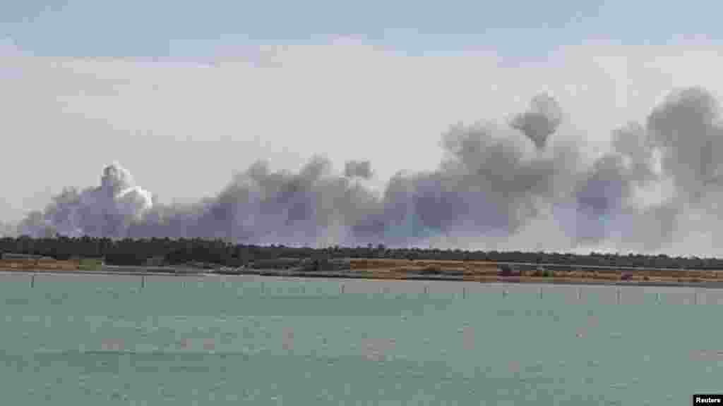 Міністерство оборони Росії стверджує, що причиною вибухів на військовому аеродромі в селищі Новофедорівка (Саки) стала «детонація кількох авіаційних боєприпасів». Про це повідомляє російська державна агенція ТАСС, передає проєкт Радіо Свобода Крим.Реалії