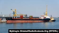 Київ неодноразово попереджав про плани Росії зірвати Чорноморську зернову угоду, нагадав голова МЗС (на фото: в Одеському порту вантажиться зерном суховантаж, липень 2022 року)