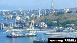 Ілюстраційне фото. Вигляд на Південну бухту в Севастополі, де триває завантаження крилатих ракет типу «Калібр» на підводний човен, 18 серпня