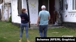 Любов Ярошевська показує, де жила її родина під час окупації