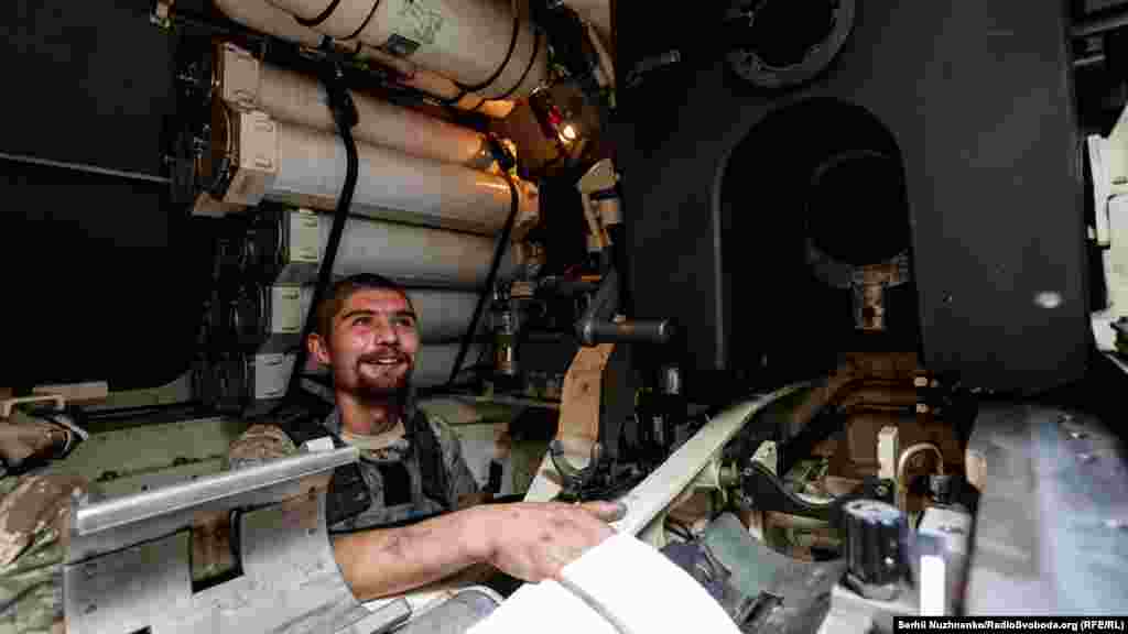 Пока есть немного времени перед боевой работой, артиллерист Вадим рассказывает о машине: «Работать на них легко, на ней максимально упрощена работа для экипажа. Меньше нужно делать расчеты – все за тебя делает компьютер. Здесь очень быстрая зарядка, если сравнивать с техникой советского образца»