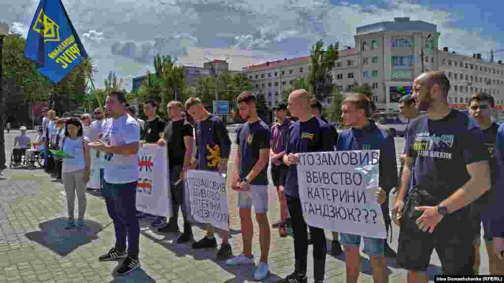 «Всі ми – ініціатива «Хто замовив Катю Катю Гандзюк?», представники політичних партій, громадських рухів, пересічні громадяни – звертаємося до президента, щоб він звернув увагу на проблеми громадянського суспільства. Фактично за п’ять років, які минули після Революції Гідності, сотні людей з активною громадянською позицією зазнали нападів. Людей калічили, людей вбивали. Понад 50 нападів, які можна назвати замовними. Жоден замовник не знайдений. Ми звертаємося до новообраного президента контролювати ці справи. По всім містам України активісти нагадують йому, що ми не будемо миритися. Що йому вигідніше почути нас, довести цю справу та справи багатьох десятків активістів, які зазнали нападів, до кінця. Це політичні напади. Ми вважаємо, що у вільній країні не може бути політичних вбивств і  політичних нападів на громадських активістів», – повідомив Сергій Нікітенко.