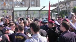 У Черкасах активісти не дозволили розгорнути червоний прапор