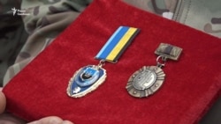 Жителі Запоріжжя на колінах прощалися з грузинським добровольцем (відео) Жителі Запоріжжя на колінах прощалися з грузинським добровольцем (відео)